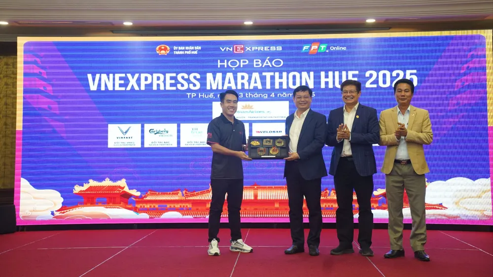 Ban tổ chức trao tặng bộ Huy chương Giải chạy VnExpress Marathon Hue
