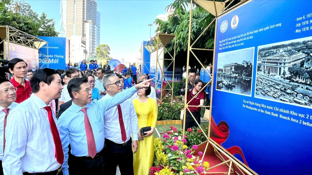 Phó Chủ tịch UBND TPHCM Nguyễn Văn Dũng tại buổi triển lãm ảnh “Ngành Ngân hàng đối với sự phát triển của TPHCM", sáng 5-4 Ảnh: NHUNG NGUYỄN