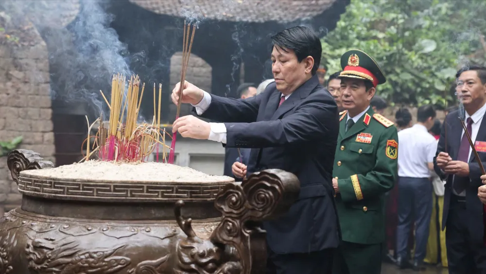 Chủ tịch nước Lương Cường cùng đoàn đại biểu dâng hương tưởng niệm các Vua Hùng tại Đền Giếng