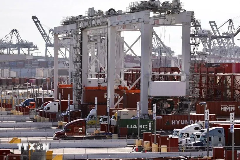 Cảng hàng hóa Los Angeles, bang California (Mỹ). Ảnh: THX/TTXVN