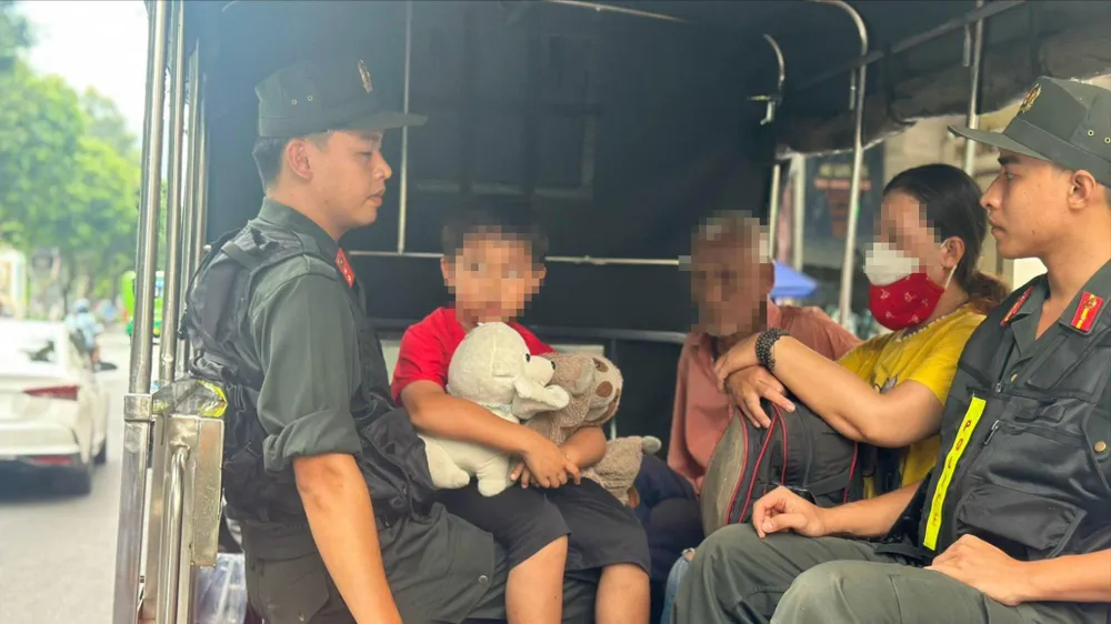 Công an đưa người không có giấy tờ về trụ sở làm việc