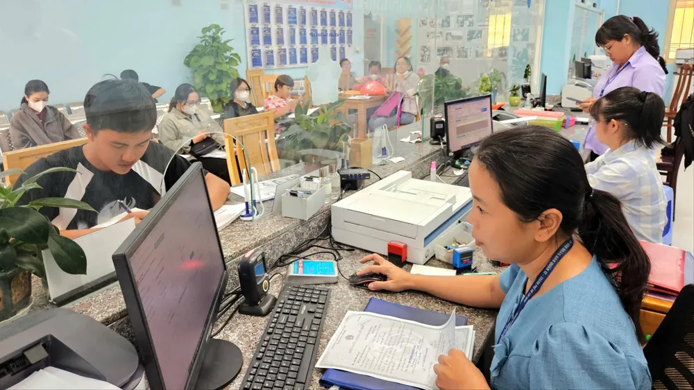 Công chức phường An Phú Đông, quận 12 giải quyết thủ tục hành chính cho người dân