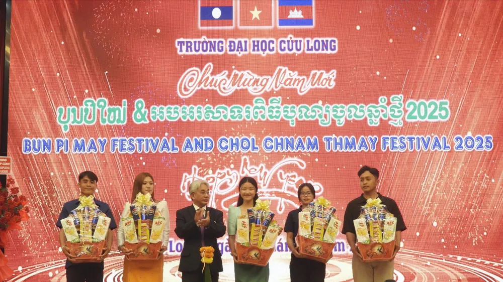 Nhà giáo ưu tú, PGS.TS Lương Minh Cừ trao quà tết đến lưu học sinh