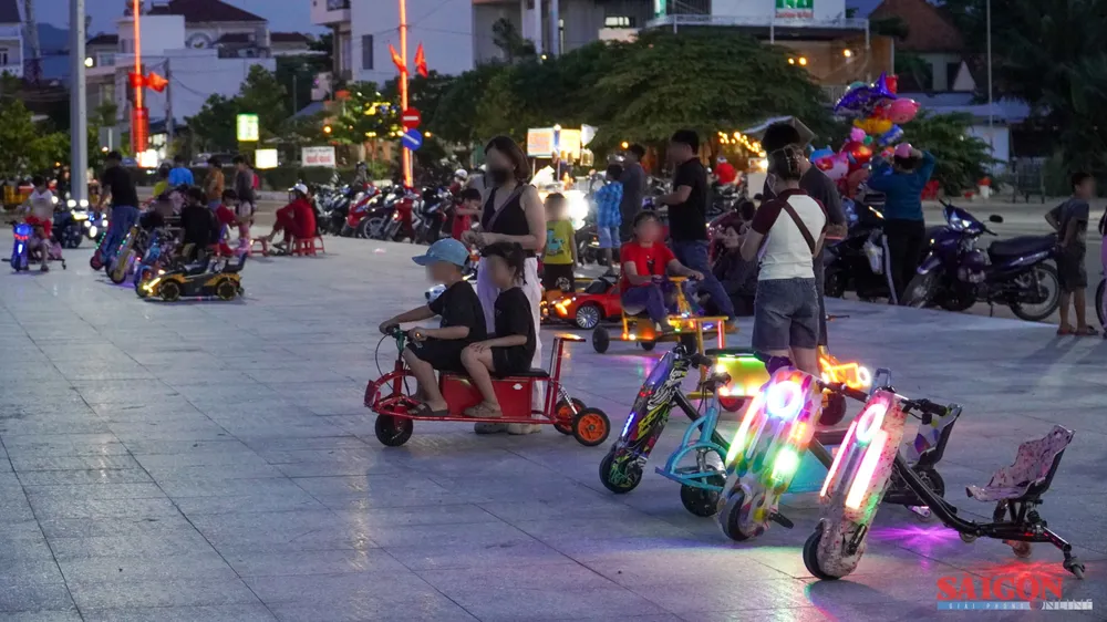 Xe điện chiếm dụng không gian khuôn viên quảng trường. Ảnh: HIẾU GIANG