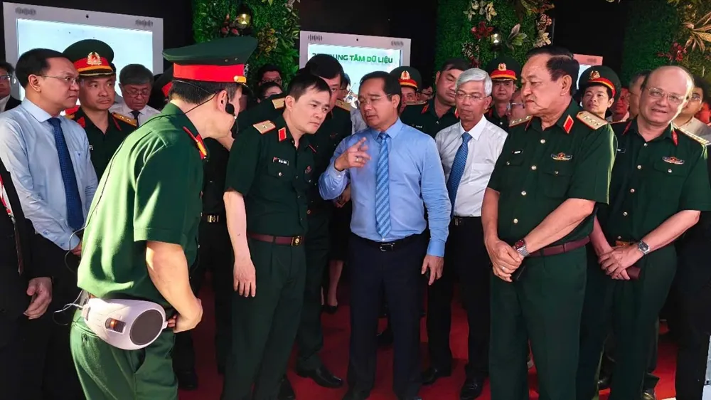 Chủ tịch UBND TPHCM Nguyễn Văn Được cùng lãnh đạo Tập đoàn Viettel tham quan các mô hình công nghệ được giới thiệu tại lễ khởi công