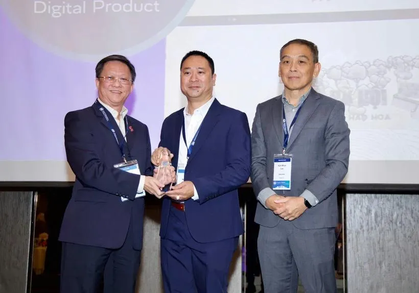 Nhà báo Trần Ngọc Long (giữa) đại diện Báo Điện tử VietnamPlus nhận giải thưởng tại Malaysia. Ảnh: PV/Vietnam+