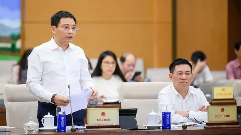 Bộ trưởng Bộ Tài chính Nguyễn Văn Thắng trình bày báo cáo