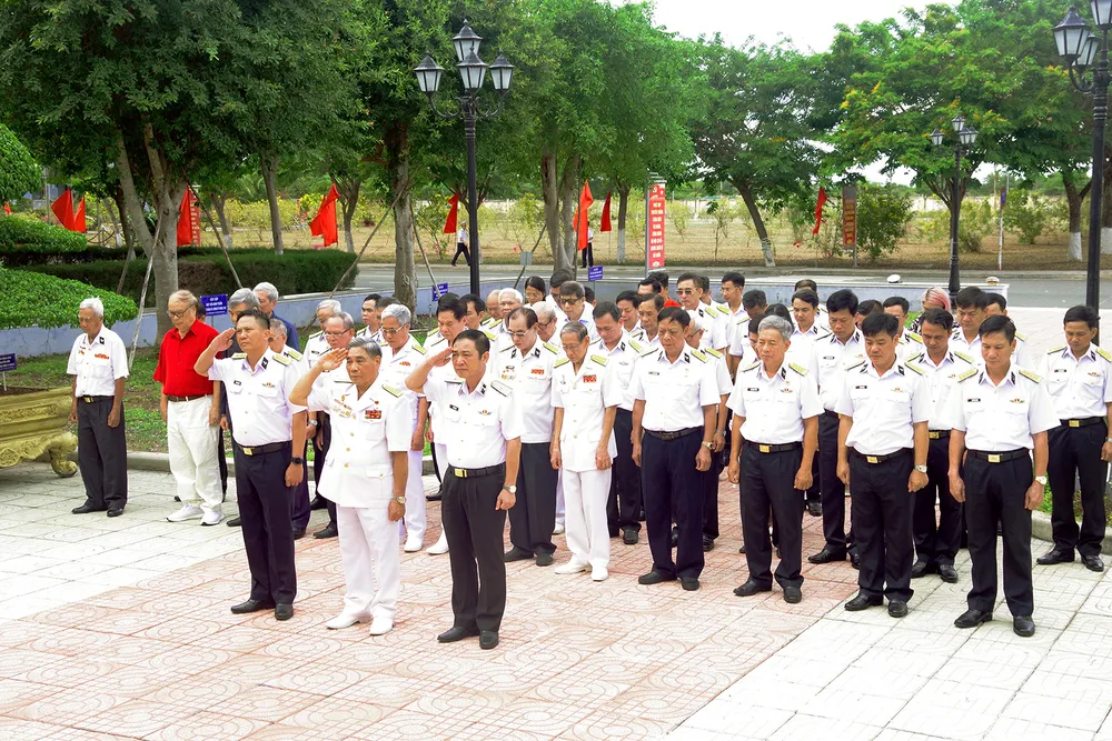 1-doan-dai-bieu-lam-le-dang-huong-tuong-niem-cac-anh-hung-liet-si-tai-khuon-vien-van-hoa-vung-2-6037-622.jpg