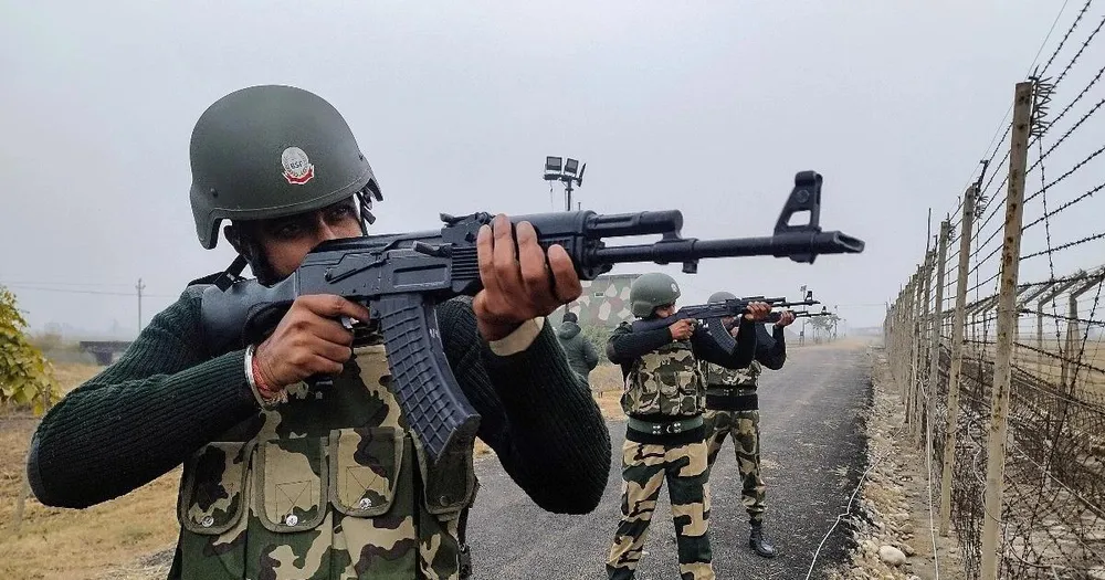 Lực lượng an ninh Ấn Độ tuần tra dọc đường Ranh giới Kiểm soát phân chia khu vực Kashmir giữa Ấn Độ và Pakistan. Ảnh: ANI/TTXVN