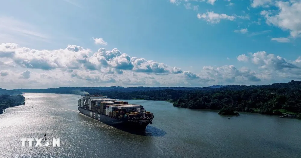 Tàu hàng di chuyển qua kênh đào Panama. Ảnh: THX/TTXVN