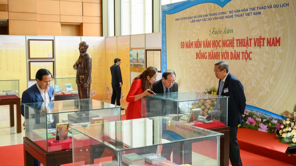 Các đại biểu tham quan triển lãm 50 năm văn học, nghệ thuật Việt Nam đồng hành cùng dân tộc. Ảnh: quochoi.vn