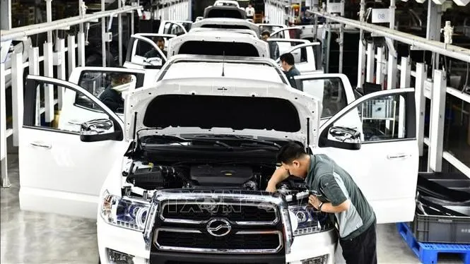 Công nhân làm việc trên dây chuyền lắp ráp xe ô tô tại khu công nghiệp kỹ thuật cao ở thành phố Nhật Chiếu, tỉnh Sơn Đông (Trung Quốc) ngày 29-6-2023. Ảnh minh họa: THX/TTXVN