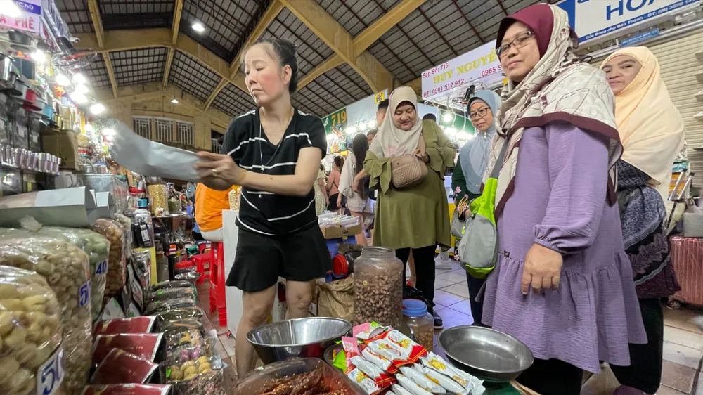 Khách du lịch Hồi giáo tham quan và mua đặc sản Việt Nam tại chợ Bến Thành, TPHCM. Ảnh: Hoàng Hùng
