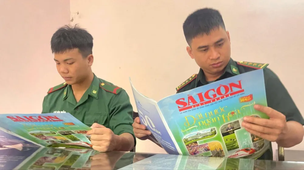 Đặc san 30-4 của Báo SGGP đến tay các chiến sĩ trẻ Bộ Chỉ huy Bộ đội Biên phòng tỉnh Nghệ An