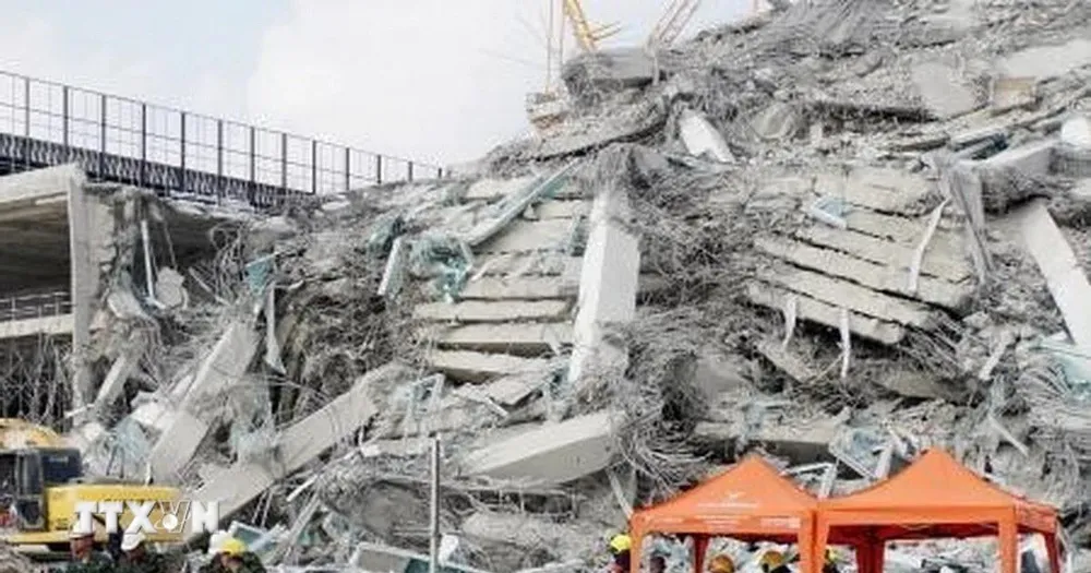 Tòa nhà cao tầng tại Bangkok (Thái Lan) bị sập do ảnh hưởng của động đất ở Myanmar hồi cuối tháng 3. Ảnh: Kyodo/TTXVN