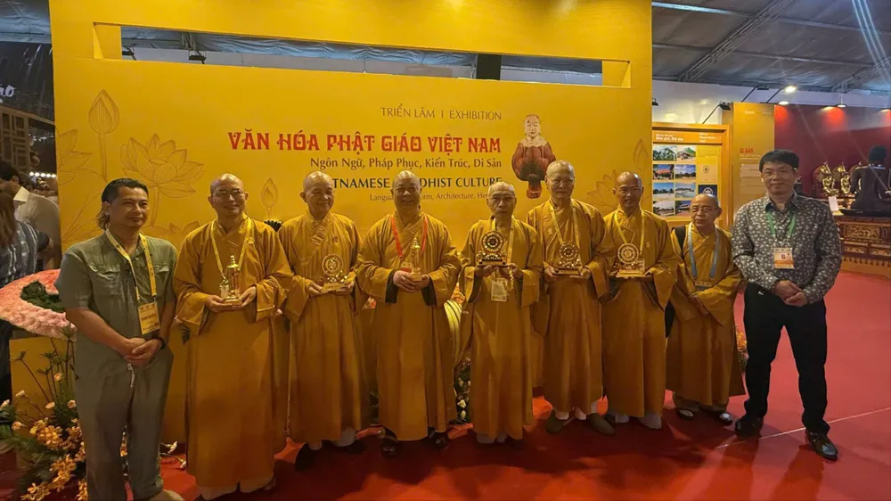 Khai mạc triển lãm phật giáo "Nơi nghệ thuật và tâm linh hội tụ". Ảnh: CẨM GIANG