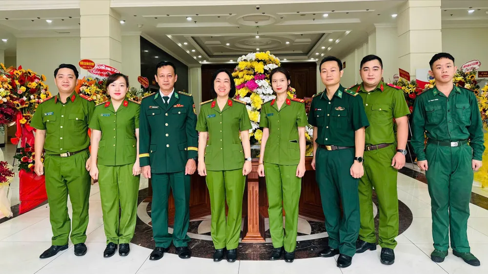 Đoàn công tác của Cơ quan CSĐT - Công an TPHCM đến thăm, chúc mừng Bộ Chỉ huy Bộ đội biên phòng (BĐBP) TPHCM