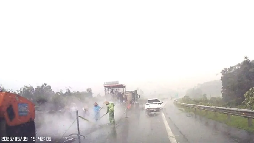 Thi công sửa chữa đường cao tốc Nội Bài - Lào Cai dưới trời mưa to ngày 9-5. Ảnh: Báo Tiền Phong