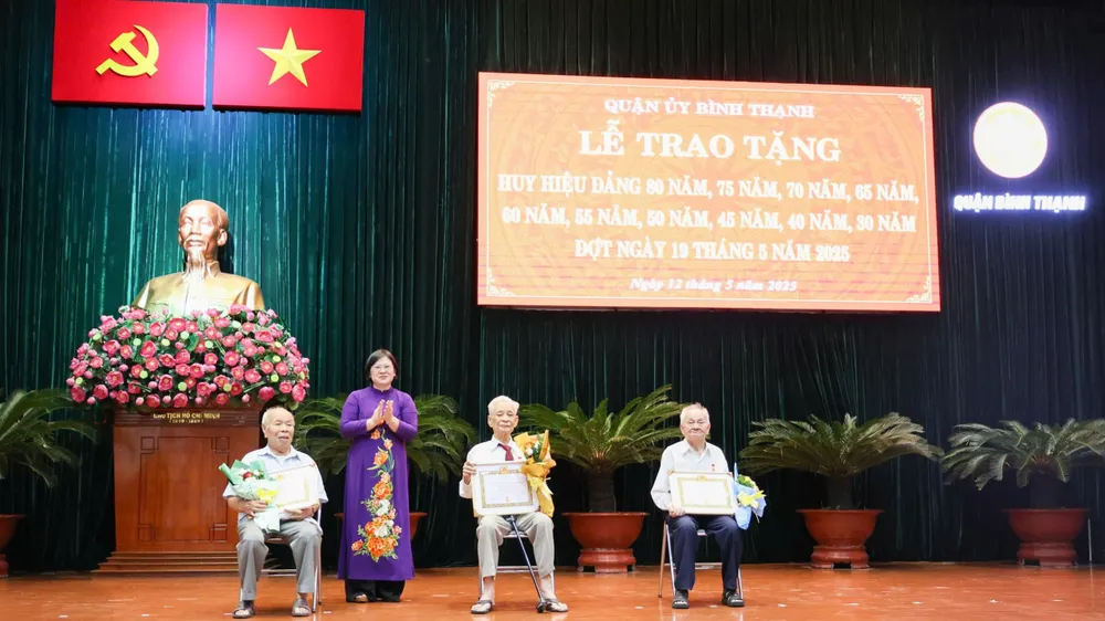 Trưởng Ban Tổ chức Thành ủy TPHCM Văn Thị Bạch Tuyết trao Huy hiệu Đảng đợt 19-5 đến các đảng viên cao tuổi tại quận Bình Thạnh