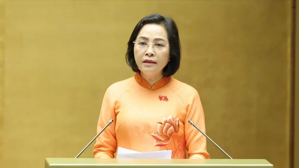 Phó Chủ tịch Quốc hội Nguyễn Thị Thanh trình bày các tờ trình, sáng 12-5. Ảnh: QUANG PHÚC