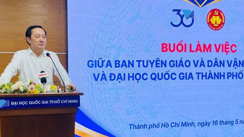 Đồng chí Huỳnh Thành Đạt, Ủy viên Trung ương Đảng, Phó Trưởng Ban Tuyên giáo và Dân vận Trung ương phát biểu tại buổi làm việc