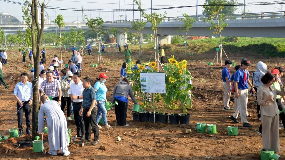 Việc trồng cây sẽ giúp cho TP Thủ Đức hoàn thành mục tiêu phát triển không gian xanh trong tương lai. Ảnh: baotintuc.vn