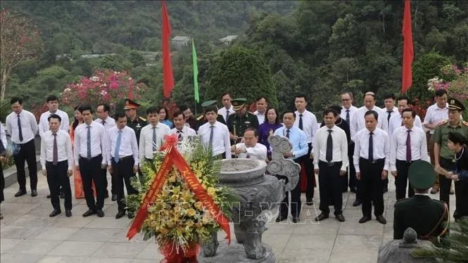 Lãnh đạo tỉnh Cao Bằng dâng hương, dâng hoa tưởng nhớ Chủ tịch Hồ Chí Minh. Ảnh: TTXVN