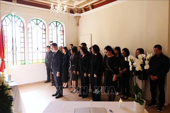 Cán bộ, nhân viên Đại sứ quán Việt Nam, Cơ quan Thương vụ và Cơ quan thường trú TTXVN tại Italy dành phút mặc niệm tưởng nhớ nguyên Chủ tịch nước Trần Đức Lương. Ảnh: TTXVN