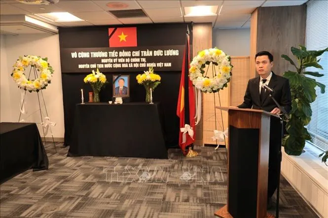 Đại sứ Đặng Hoàng Giang chủ trì lễ viếng. Ảnh: TTXVN