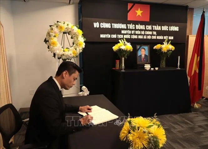 Đại sứ Đặng Hoàng Giang ghi sổ tang. Ảnh: TTXVN