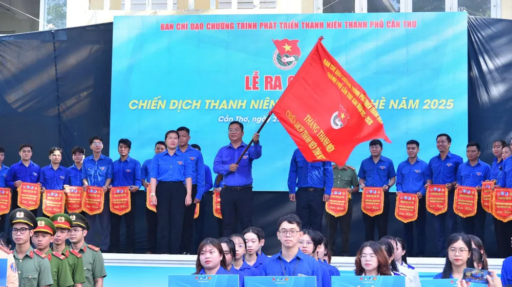 Phó Chủ tịch UBND TP Cần Thơ Nguyễn Thị Ngọc Điệp trao cờ lệnh cho lãnh đạo Thành Đoàn Cần Thơ