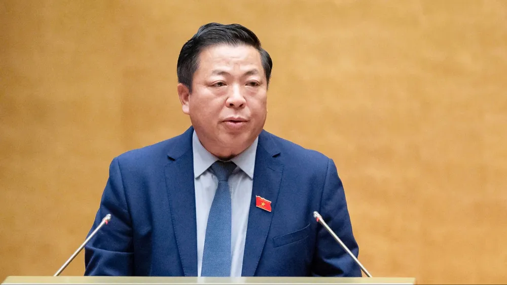 Bộ trưởng Bộ Xây dựng Trần Hồng Minh trình bày tờ trình dự án Luật Đường sắt (sửa đổi), chiều 27-5. Ảnh: VIẾT CHUNG