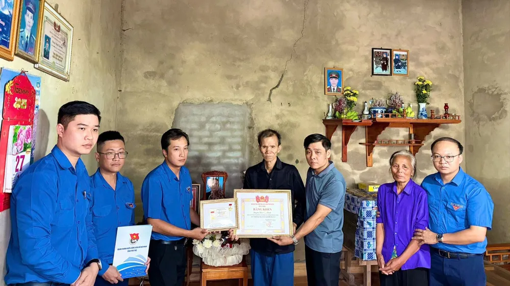 Truy tặng Huy hiệu “Tuổi trẻ dũng cảm” cho thanh niên tử nạn khi cứu 4 học sinh đuối nước