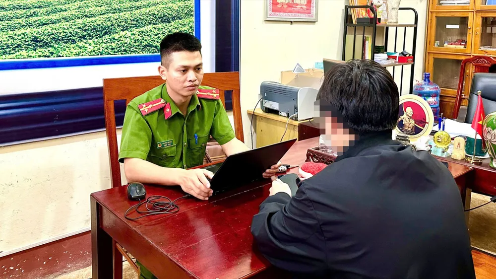 Cán bộ Công an thị trấn Phố Châu giải thích thủ đoạn của các đối tượng lừa đảo cho em H.