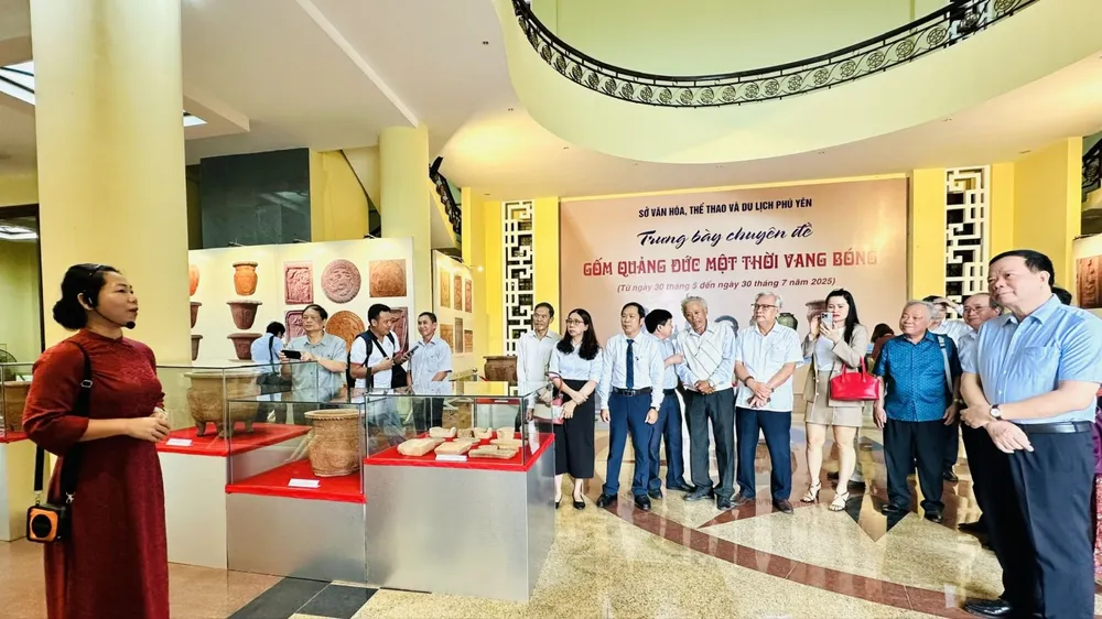 Các đại biểu tham quan Bảo tàng Phú Yên - nơi đang trưng bày chuyên đề “Gốm Quảng Đức một thời vang bóng”. Ảnh: YÊN LAN