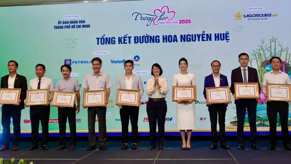 Phó Chủ tịch UBND TPHCM Trần Thị Diệu Thúy tặng Bằng khen của UBND TPHCM cho các tập thể đã có thành tích trong công tác đóng góp, đồng hành thực hiện Đường Hoa Nguyễn Huệ lần thứ 22 - Tết Ất Tỵ năm 2025. Ảnh: THÚY BÌNH