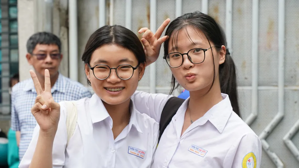 Các thí sinh vui mừng sau khi hoàn thành bài thi môn Toán, tại điểm thi Trường THCS Nguyễn Tri Phương (quận 10), trưa 7-6. Ảnh: HOÀNG HÙNG