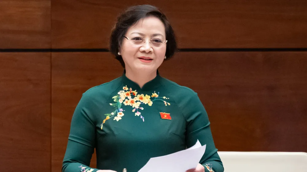 Bộ trưởng Bộ Nội vụ Phạm Thị Thanh Trà phát biểu tại phiên họp, sáng 12-6