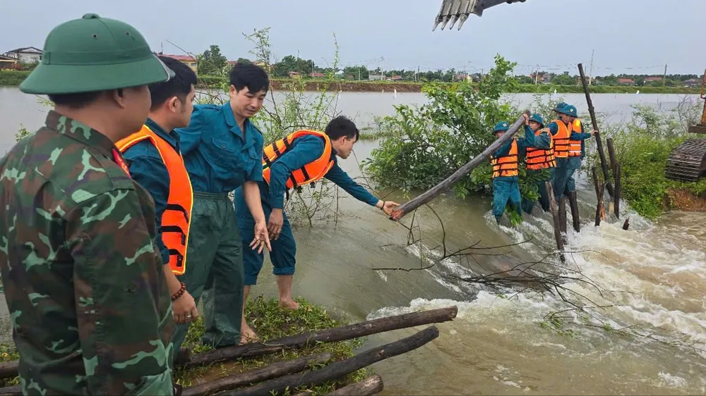 Nỗ lực khắc phục hàn khẩu 2 tuyến đê nội đồng bị vỡ ở Huế