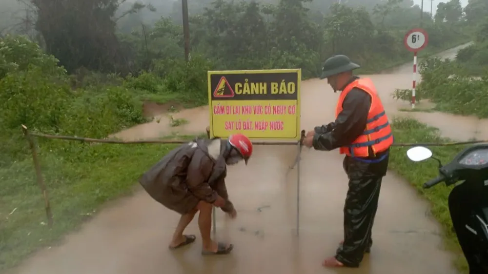 Người dân ở Huế, Quảng Trị oằn mình ứng phó sạt lở, ngập lụt