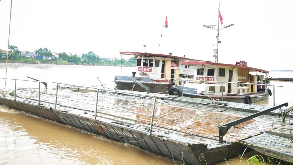 Dùng phà quân sự chuyên chở người dân tạm thời thay thế cầu phao Phong Châu