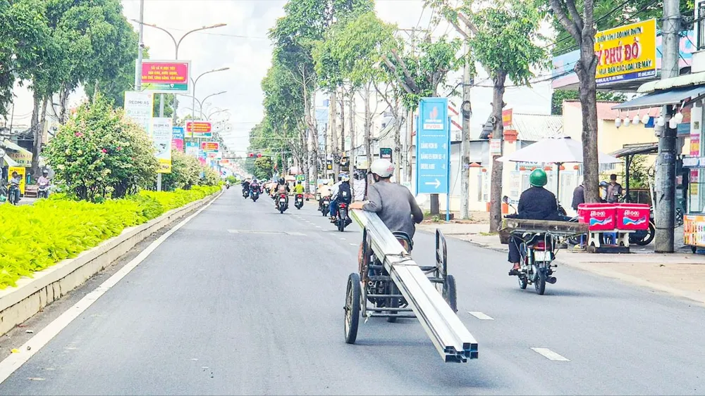 Xe kéo tự chế chở sắt thép nguy hiểm