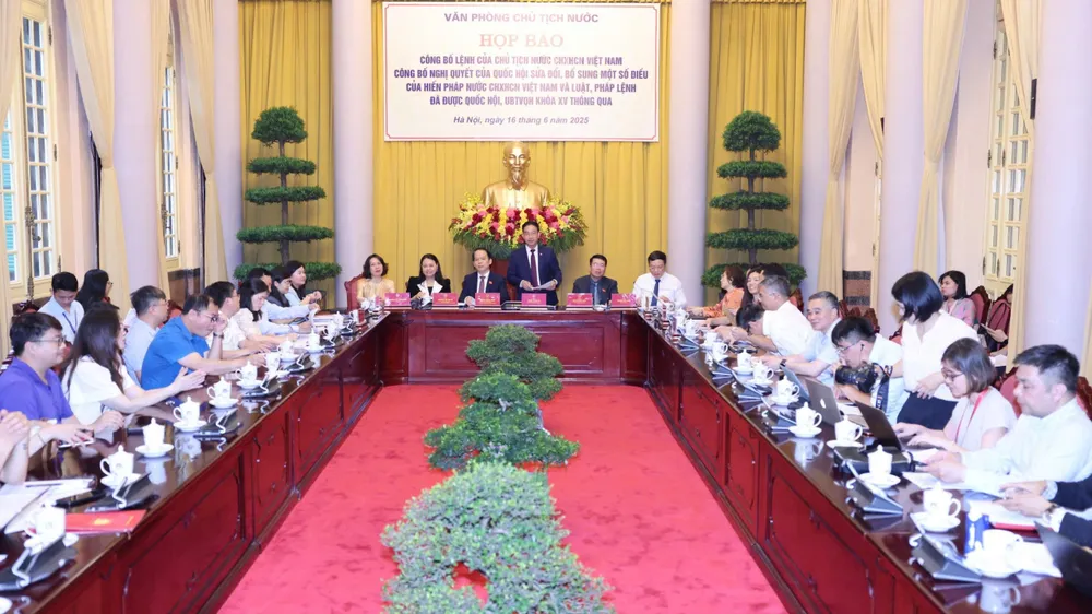 Họp báo về Lệnh của Chủ tịch nước về việc công bố Nghị quyết sửa đổi, bổ sung một số điều của Hiến pháp và công bố Luật Tổ chức chính quyền địa phương. Ảnh: QUANG PHÚC