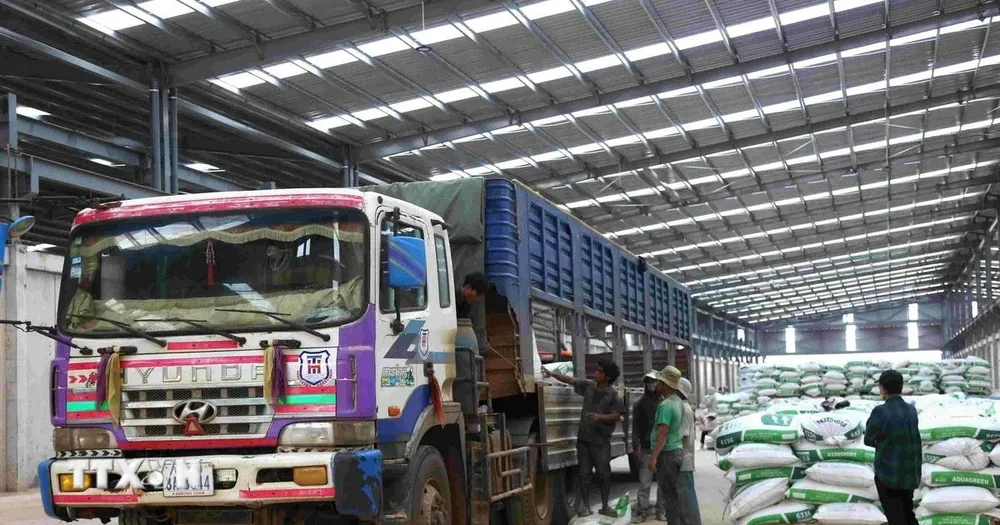 Hoạt động tại một nhà xưởng sản xuất ở tỉnh Kratie (Campuchia). Ảnh: TTXVN