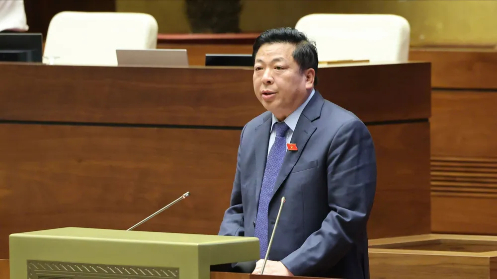 Bộ trưởng Bộ Xây dựng Trần Hồng Minh phát biểu giải trình, làm rõ một số vấn đề đại biểu Quốc hội nêu, chiều 18-6. Ảnh: QUANG PHÚC