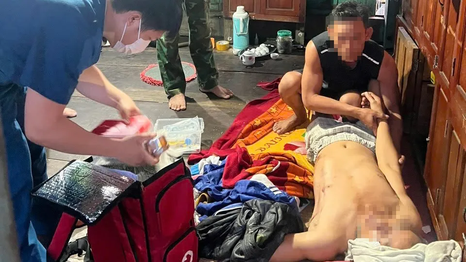 Đưa ngư dân bị dập bàn tay vào bờ cấp cứu