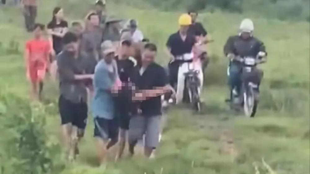 Mọi người đưa thi thể em N.T.H.N., về nhà mai táng