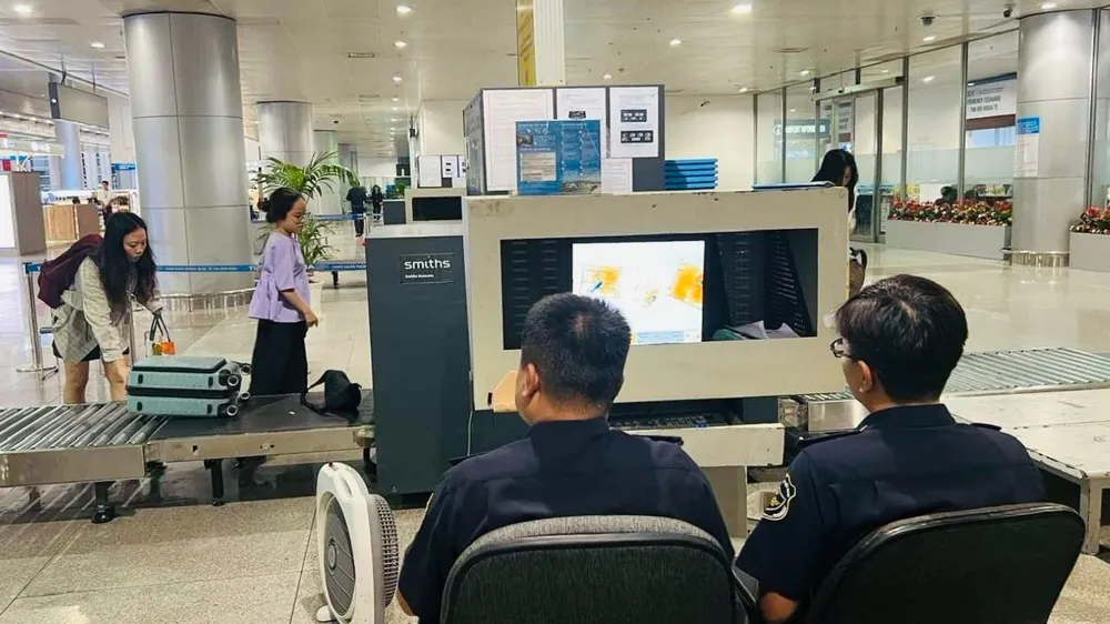 Hành lý của người dân, du khách qua cổng soi chiếu hải quan tại sân bay Tân Sơn Nhất