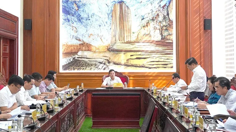 Đồng chí Lê Ngọc Quang, Ủy viên Trung ương Đảng, Bí thư Tỉnh ủy Quảng Bình chủ trì phiên họp từ đầu cầu Quảng Bình. Ảnh: QV