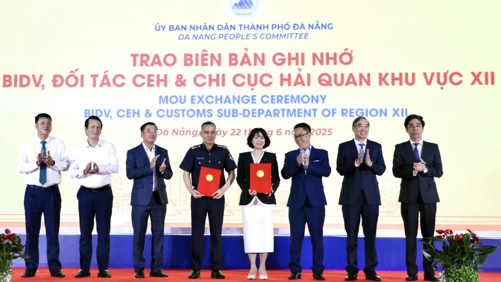 Đại diện BIDV và Công ty TNHH Dịch vụ Tin học CEH cùng trao biên bản ghi nhớ hợp tác xây dựng hệ thống giám sát hải quan thông minh với Chi cục Hải quan khu vực 12